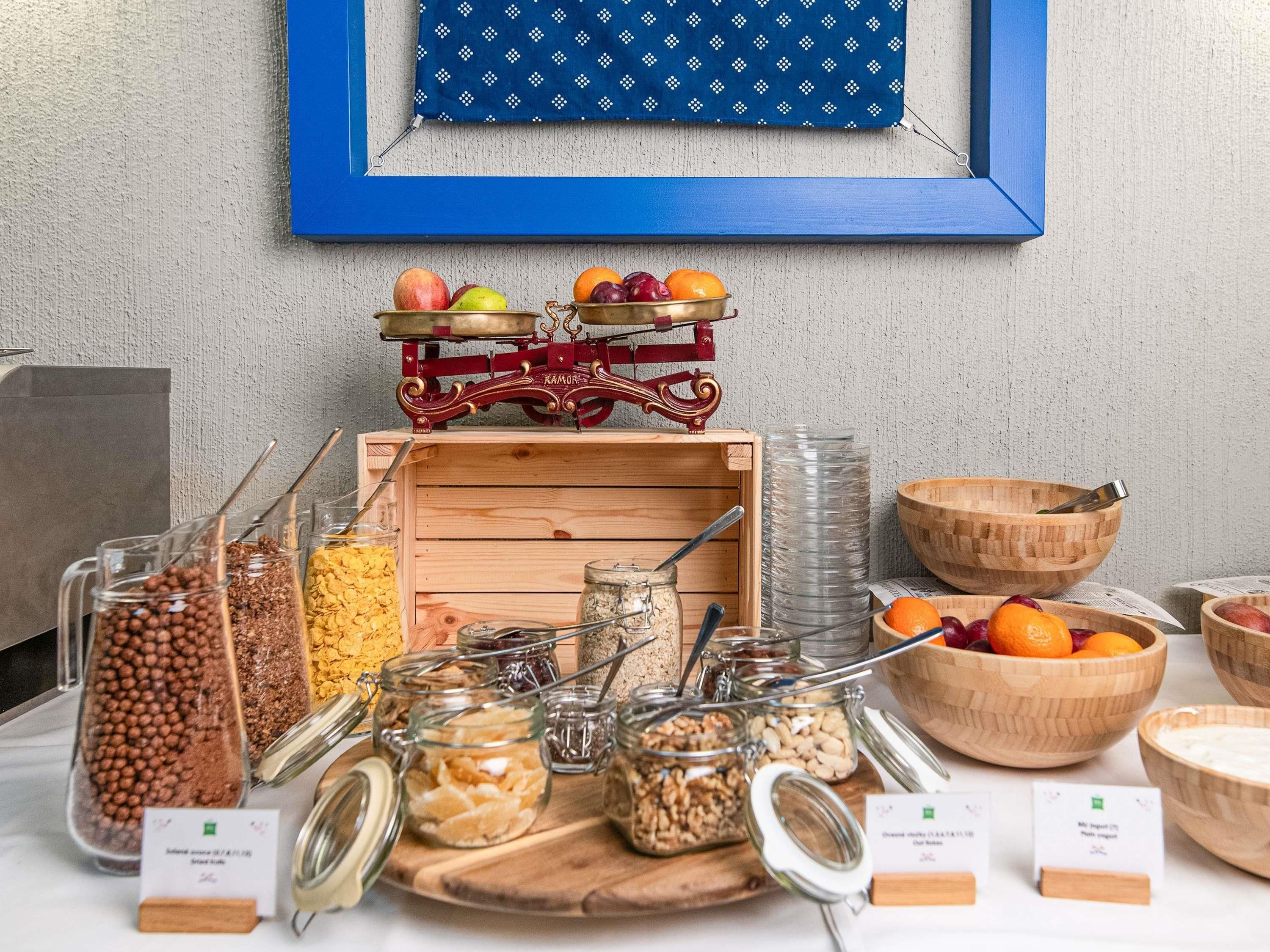 Un buffet proposant une variété de plats et d'accompagnements.