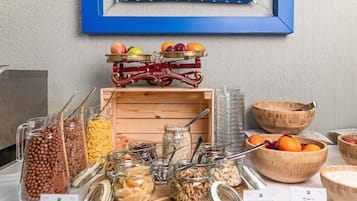 Un buffet proposant une variété de plats et d'accompagnements.