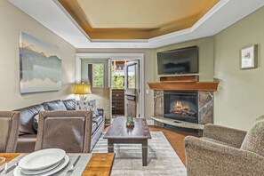 Tv, eldstad och kontor