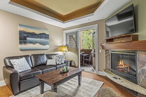 Tv, eldstad och kontor