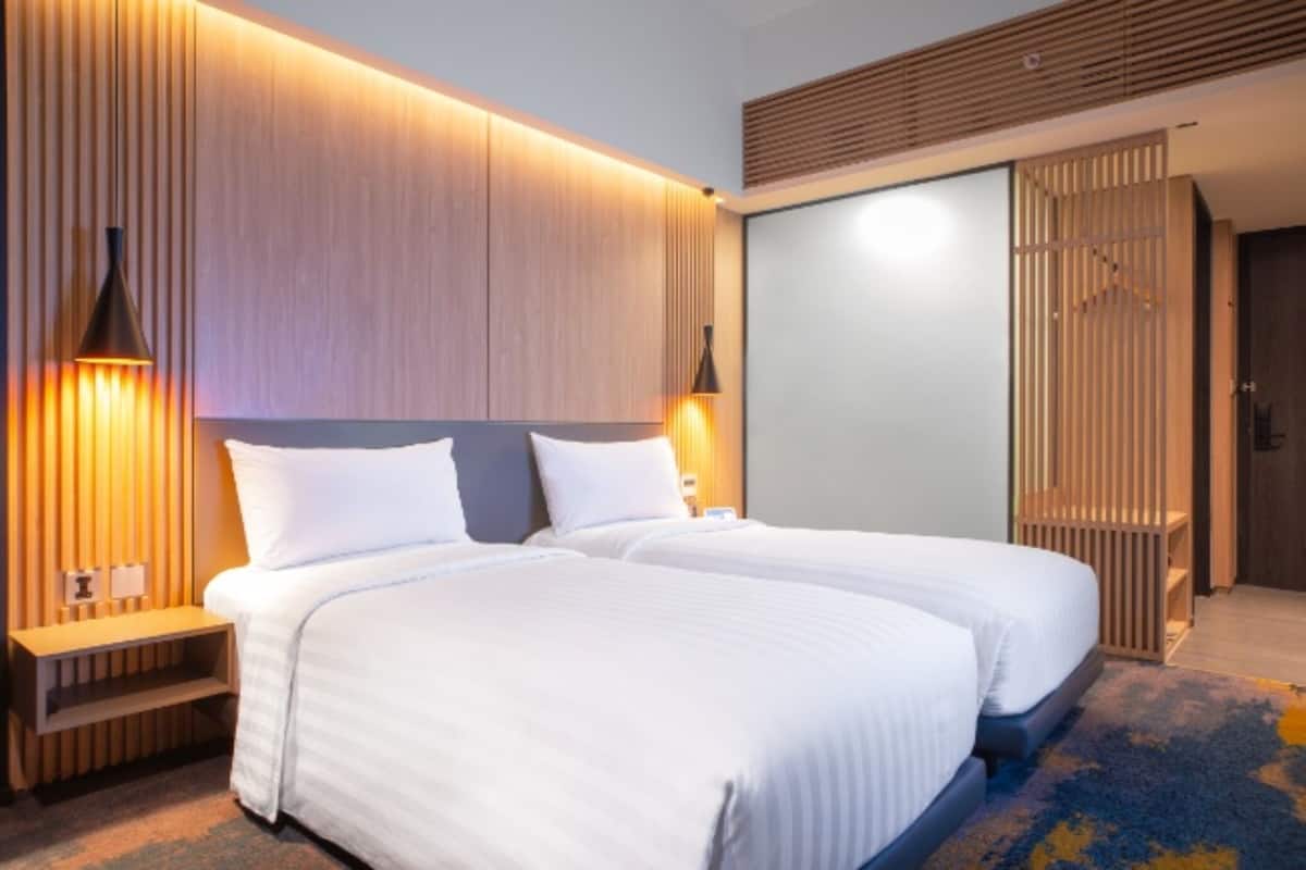Ett hotellrum med en stor säng, två sängbord och en garderob.