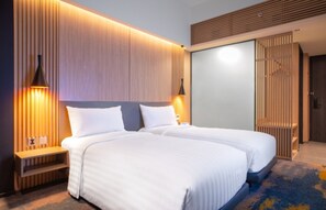 A hotel room with a large bed, two bedside tables, and a wardrobe. - Aston Serang Hotel & Convention Center (Serang)
