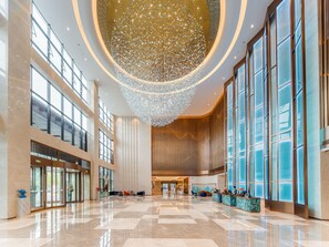 A spacious lobby with a high ceiling, large windows, and a central chandelier. - Holiday Inn Express Zhoukou Dancheng An Ihg Hotel (Zhoukou)
