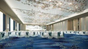 A banquet hall with rows of tables, white tablecloths, and blue chairs. - Holiday Inn Express Zhoukou Dancheng An Ihg Hotel (Zhoukou)