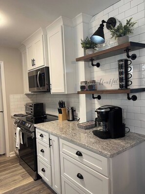 Fridge, microwave, oven, stovetop - The Rhodie Blowing Rock. Ground Floor Condo. 2BR 2BA Walk to Town. (Blowing Rock)