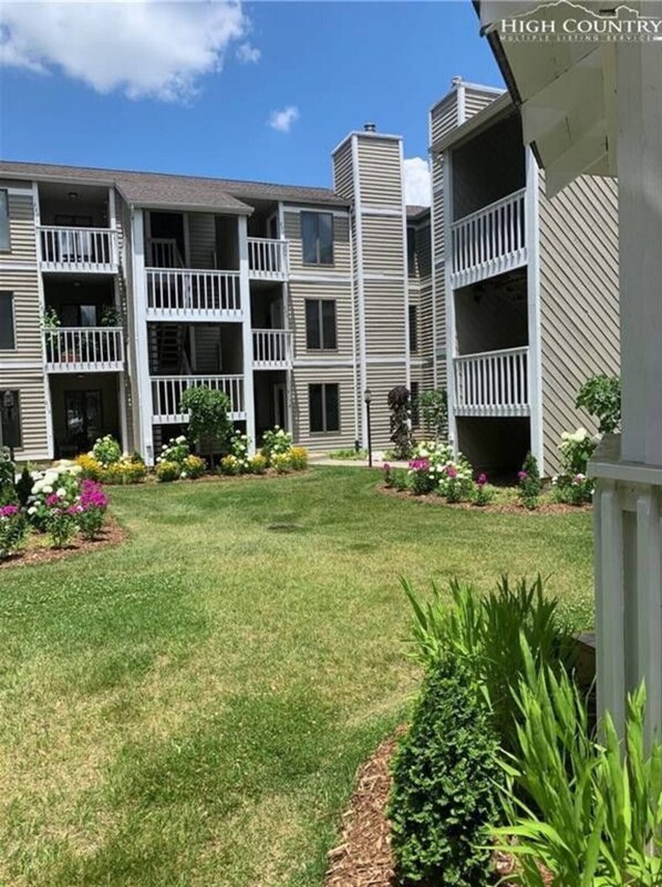 Exterior - The Rhodie Blowing Rock. Ground Floor Condo. 2BR 2BA Walk to Town. (Blowing Rock)