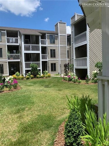 The Rhodie Blowing Rock. Ground Floor Condo. 2BR 2BA Walk to Town.