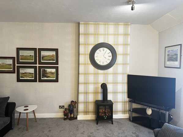 TV, fireplace