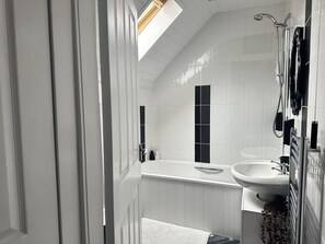Ensemble douche/baignoire, sèche-cheveux, serviettes fournies