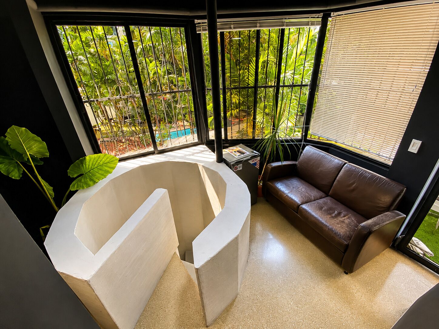 Deluxe Suite, City View | Living area