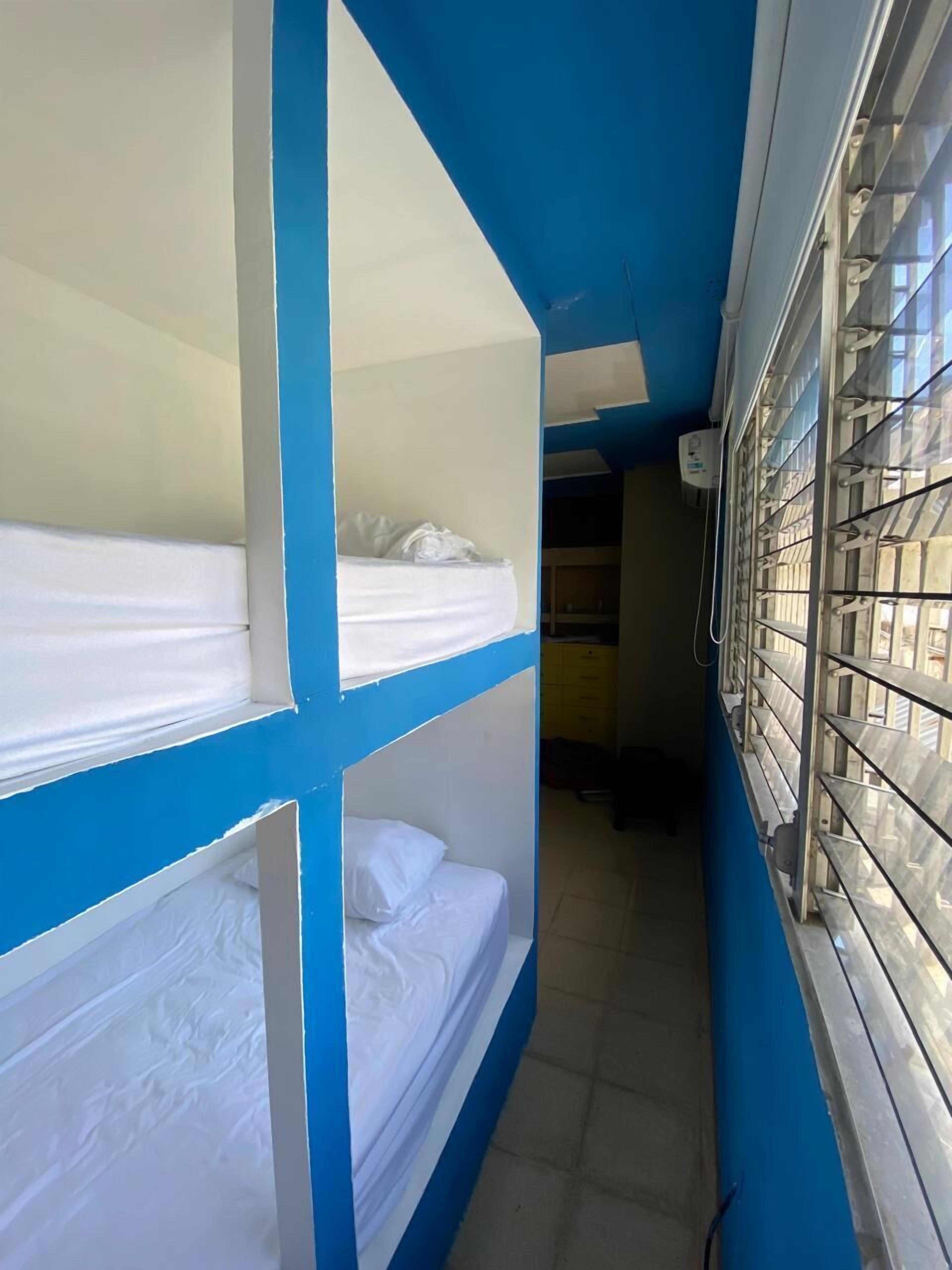 مكان نوم اقتصادي مشترك | أغطي ة فراش متميزة وستائر تعتيم وواي فاي مجانًا وملاءات أسرّة