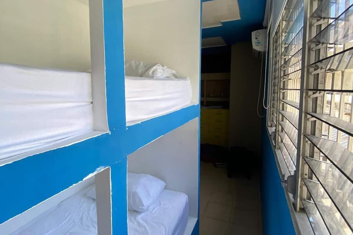 Dormitorio compartido económico | Ropa de cama de alta calidad, cortinas blackout y wifi gratis