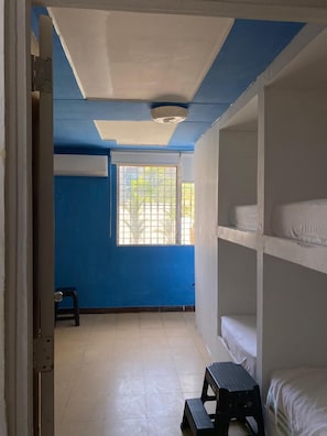 Dormitorio compartido económico | Ropa de cama de alta calidad, cortinas blackout y wifi gratis