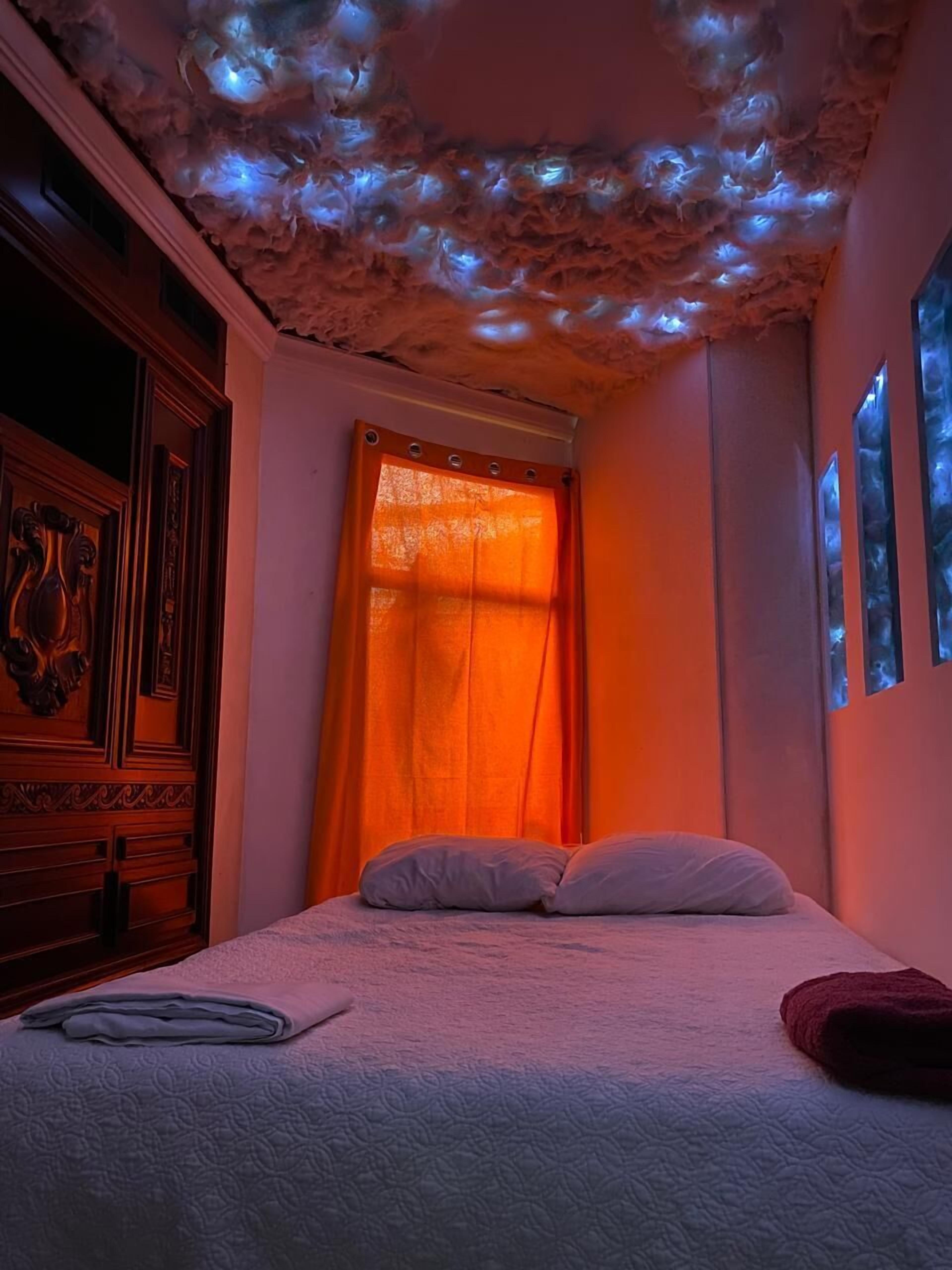 Cortinas blackout, wifi gratis y ropa de cama 
