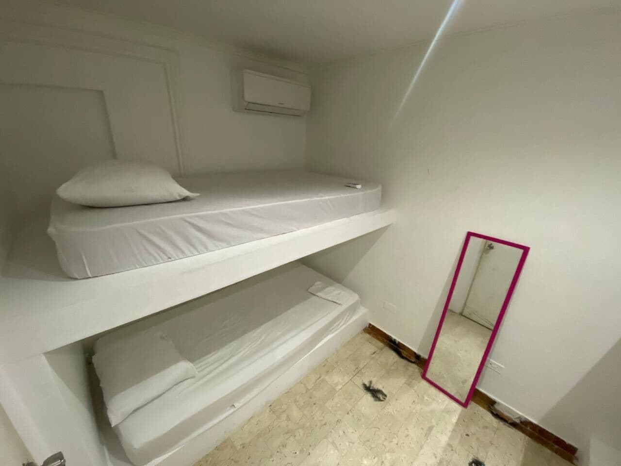 Cortinas blackout, wifi gratis y ropa de cama 