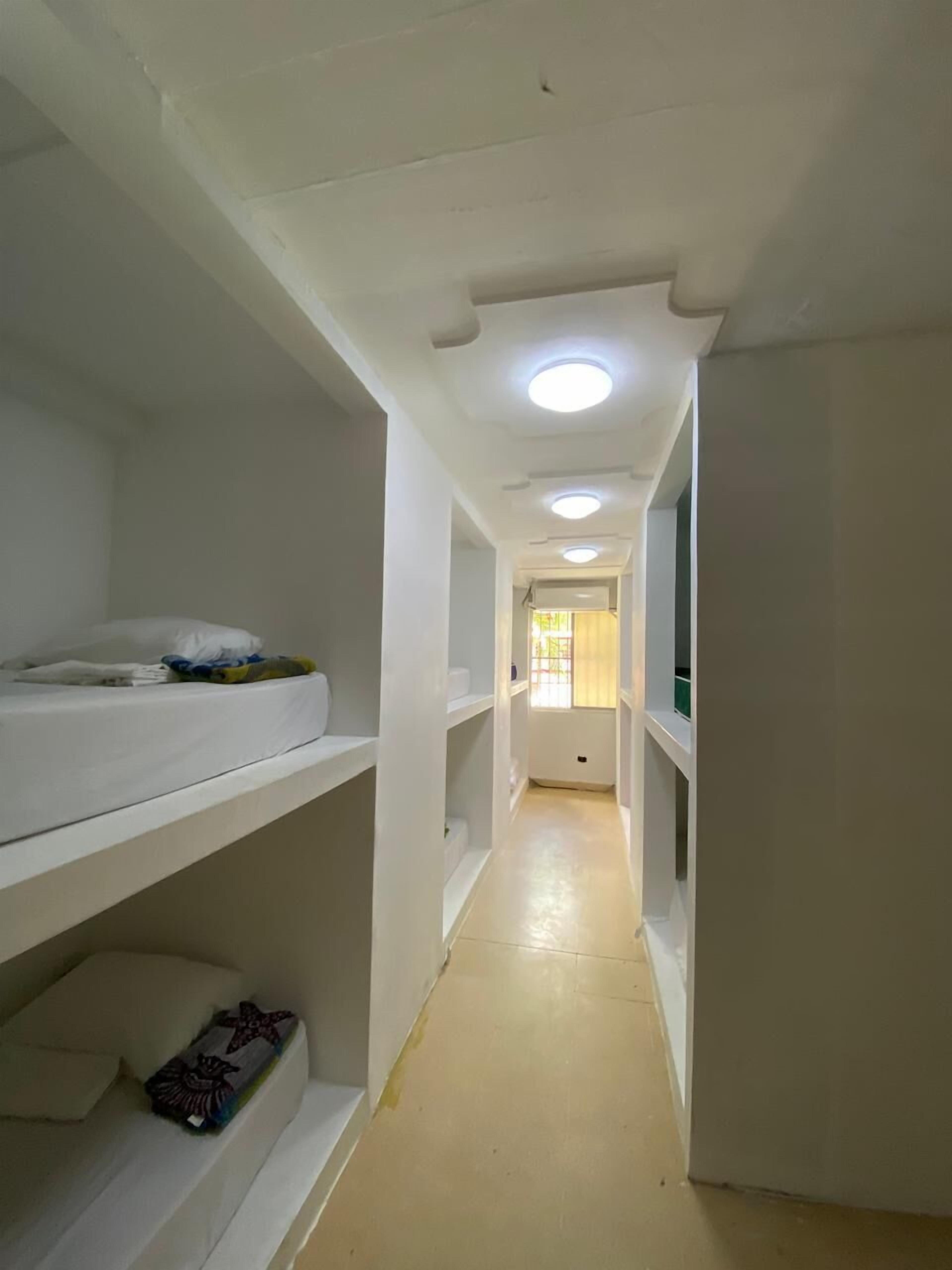 Perusyhteismajoitus, sekamajoitus, näköala uima-altaalle, uima-altaan luona | Ylelliset vuodevaatteet, pimennysverhot, ilmainen Wi-Fi, vuodevaatteet