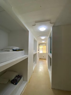 Eenvoudige slaapzaal, gemengde slaapzaal, uitzicht op zwembad, aan het zwembad | Luxe beddengoed, verduisterende gordijnen, gratis wifi, beddengoed