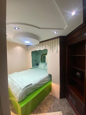 Habitación individual básica | Ropa de cama de alta calidad, cortinas blackout y wifi gratis