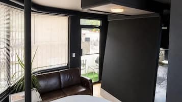 Deluxe Suite, City View | Blackout drapes, free WiFi, bed sheets