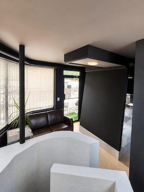 Deluxe suite, uitzicht op stad | Verduisterende gordijnen, gratis wifi, beddengoed