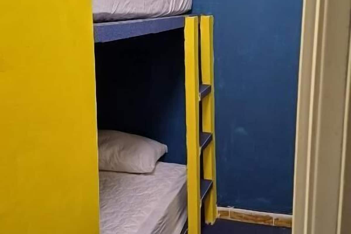 Economy-yhteismajoitus | Ylelliset vuodevaatteet, pimennysverhot, ilmainen Wi-Fi, vuodevaatteet