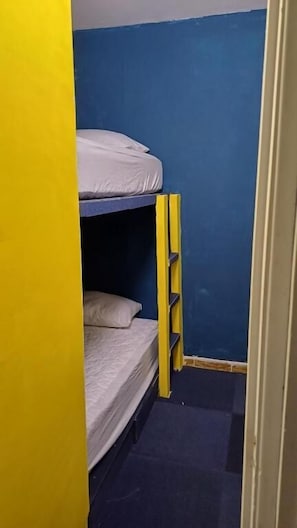 Dormitorio compartido económico | Ropa de cama de alta calidad, cortinas blackout y wifi gratis