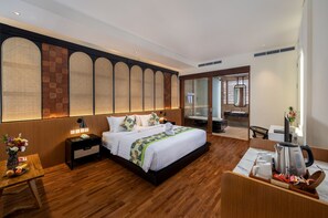 Suite, uitzicht op zwembad | 1 slaapkamer, een kluis op de kamer, individueel gedecoreerd, een bureau