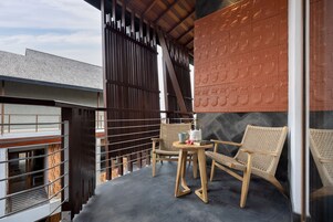 Deluxe Suite Pool View | Terrace/patio