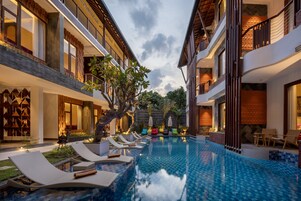 Una piscina al aire libre