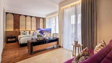 Deluxe Suite Pool View | 1 quarto, cofres nos quartos, individualmente decorados, escrivaninha