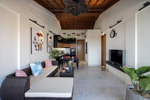 Sky Pool Suite | Woonkamer | Een 43-inch smart-tv met premium tv-zenders