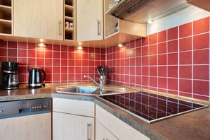 Fridge, microwave, oven, stovetop - Holiday Home 'Göhrli Ferienhaus Nr 25' with Sea View (Göhren)