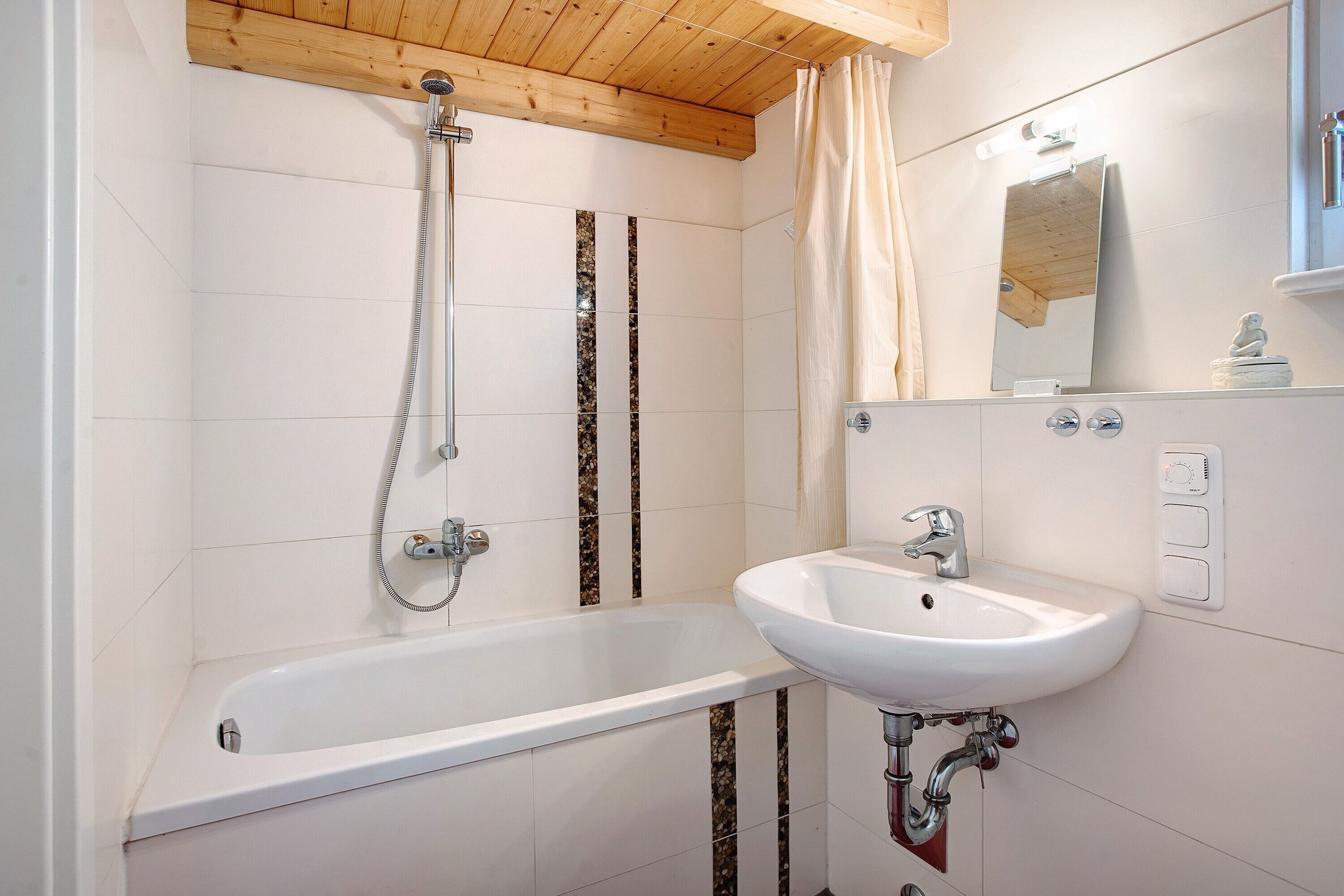 Baignoire, sèche-cheveux, serviettes fournies