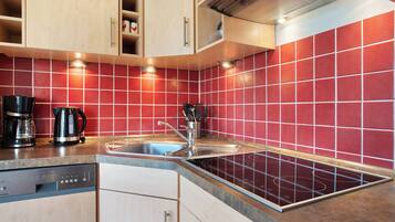 Kjøleskap, mikrobølgeovn, ovn og kokeplater