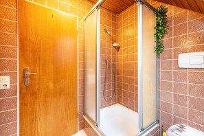 Dusche, Haartrockner, Handtücher