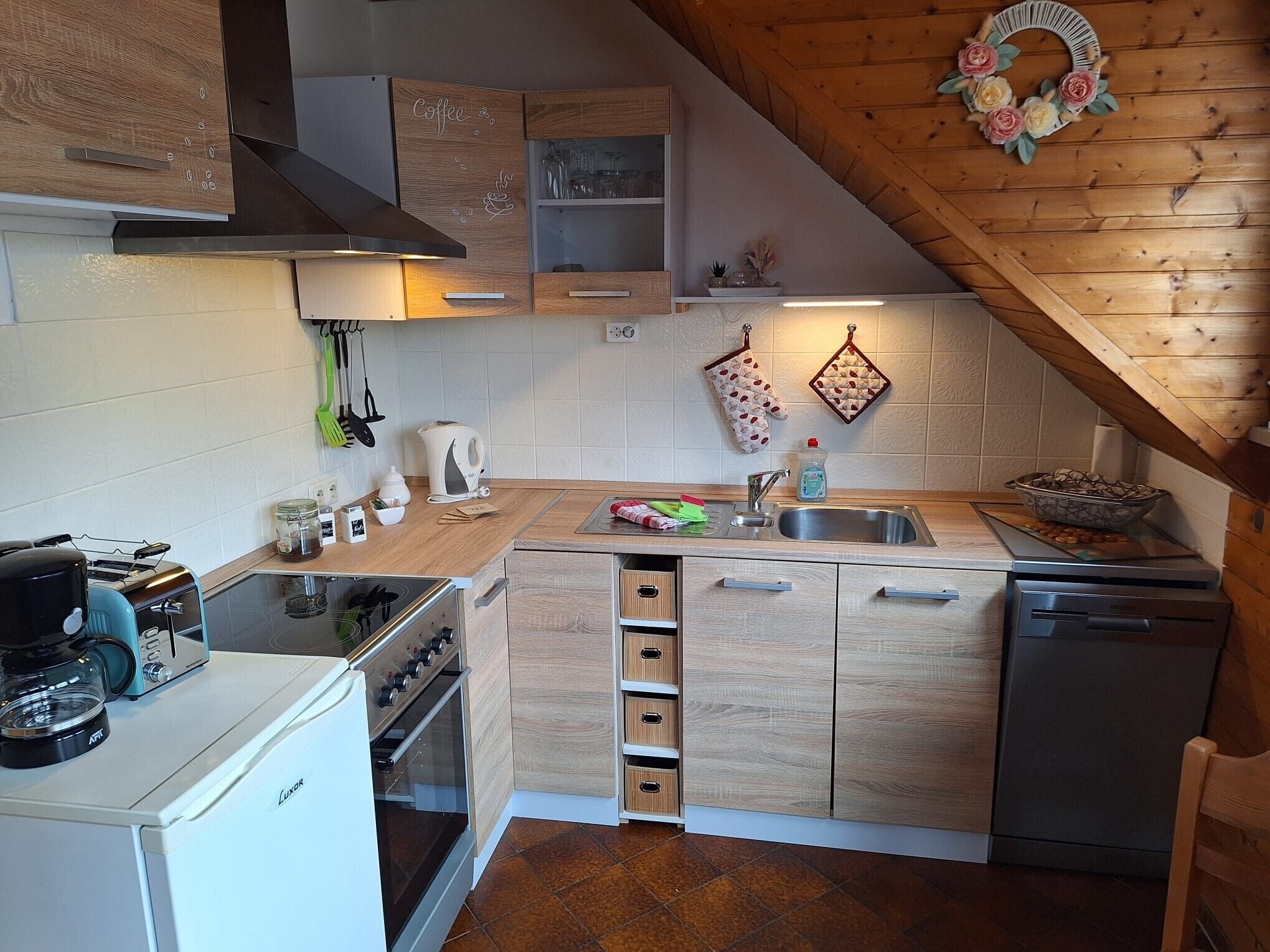 Een koelkast, een oven, een kookplaat, een vaatwasser