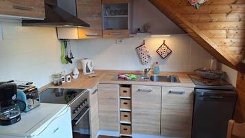 Een koelkast, een oven, een kookplaat, een vaatwasser