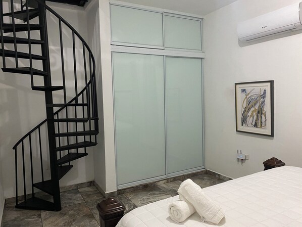 Interior - Pompeii Apartment (Aguada)