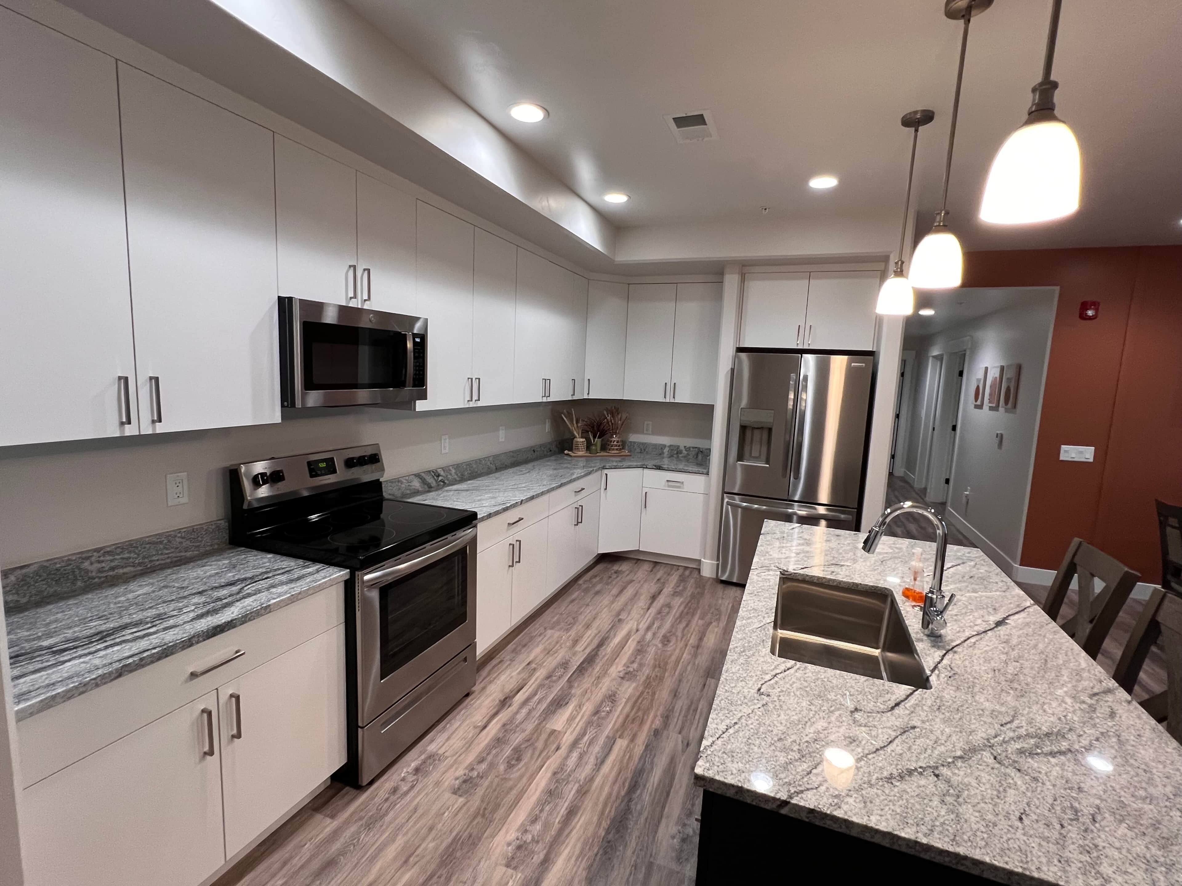 Een koelkast, een microgolfoven, een oven, een kookplaat