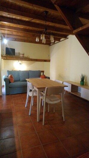 Dining - House in Ligurian village in Val di Vara, near the sea of Levanto and Cinque Terre.  (Mattarana)