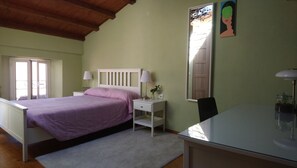 1 bedroom, desk, iron/ironing board, free WiFi - House in Ligurian village in Val di Vara, near the sea of Levanto and Cinque Terre.  (Mattarana)