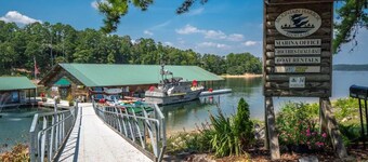 Large Luxurious 3/3 Lake Home
