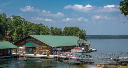 Large Luxurious 3/3 Lake Home