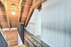 Interior - Smokey Mountain Hideaway (Gatlinburg)