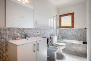 Badekar, hårføner og håndklær