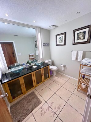 Haartrockner, Handtücher, Seife, Toilettenpapier