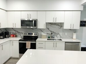 ثلاجة، ميكروويف، فرن، موقد طهي مسطح