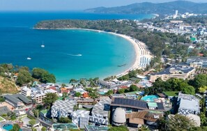 A coastal resort with a beach, swimming pool, and modern architecture. - Katamanda villa Sooksan Near Kata Noi Beach (Karon)