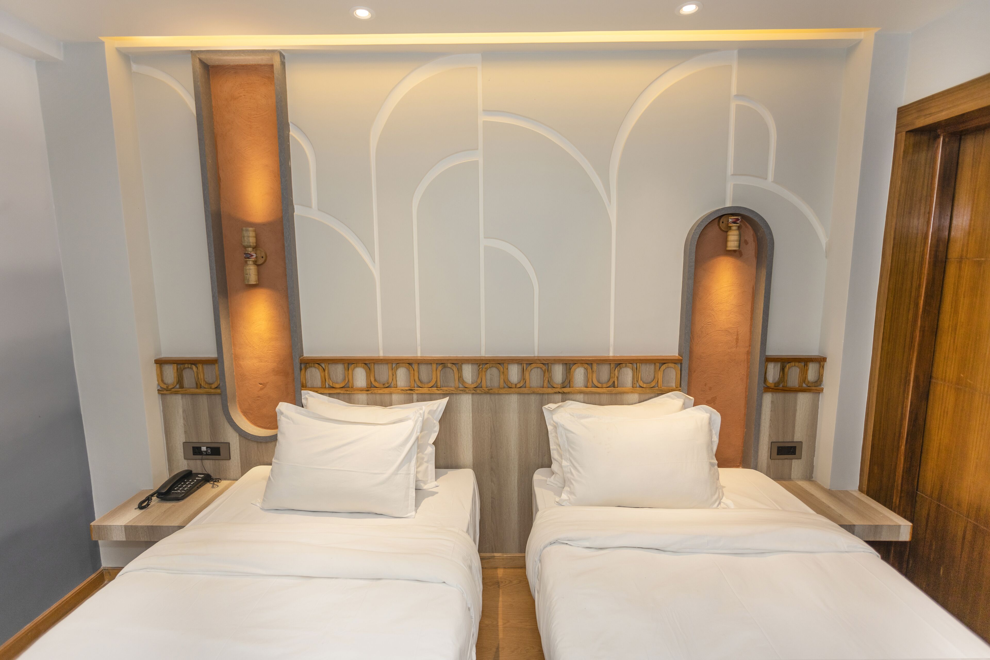 Deluxe Twin Room | Minibar, desk, laptop workspace, soundproofing