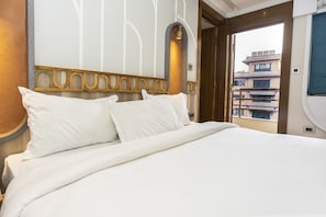 Een minibar, een bureau, een laptopwerkplek, geluiddichte muren